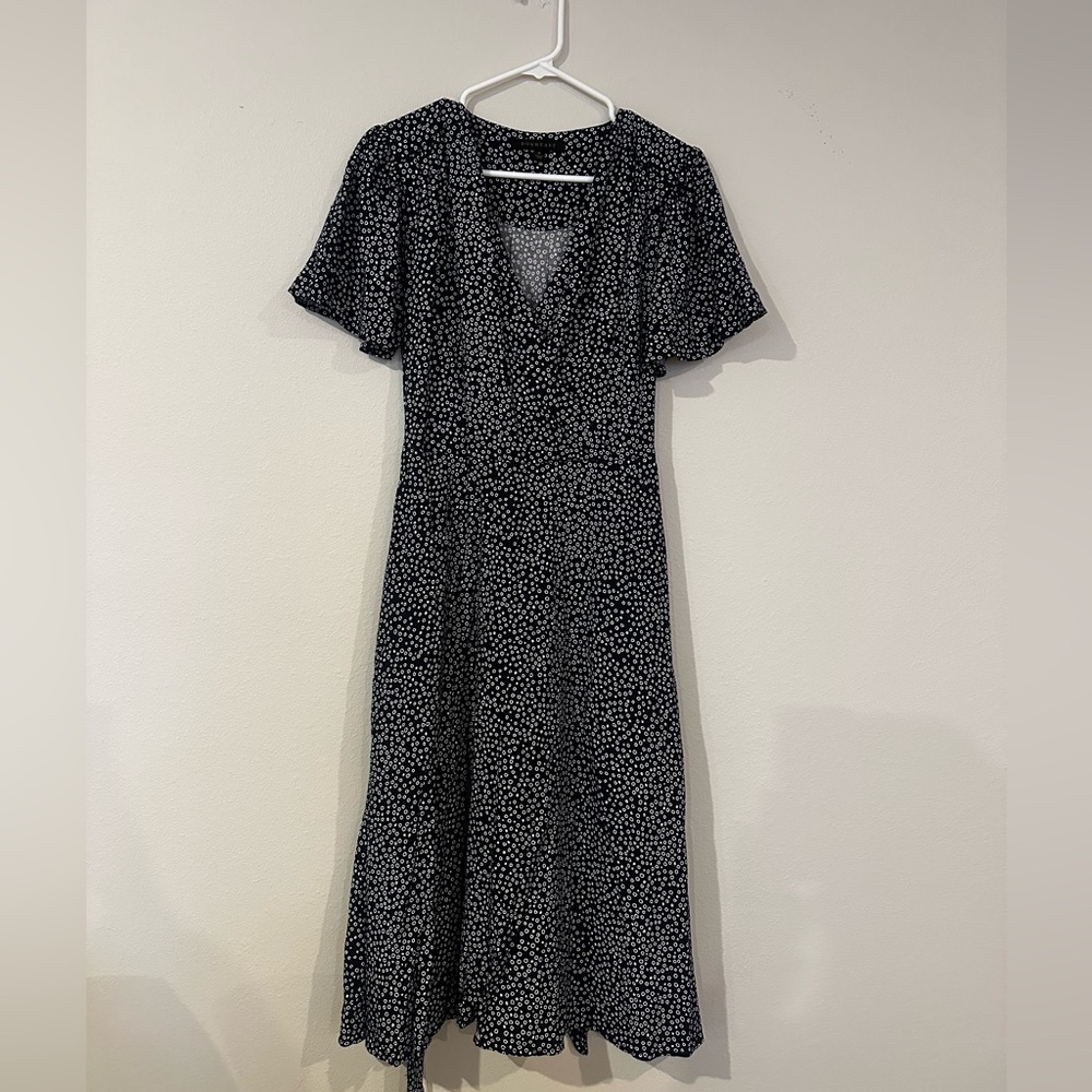 Down East Women’s Dress Size Medium Navy White Dot V-Neck Short Sleeve‎